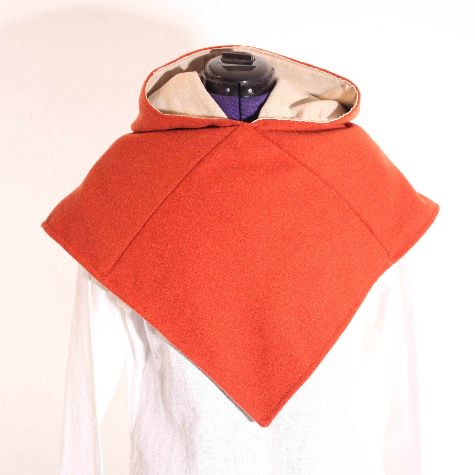 Gefütterte mittelalterliche Gugel 