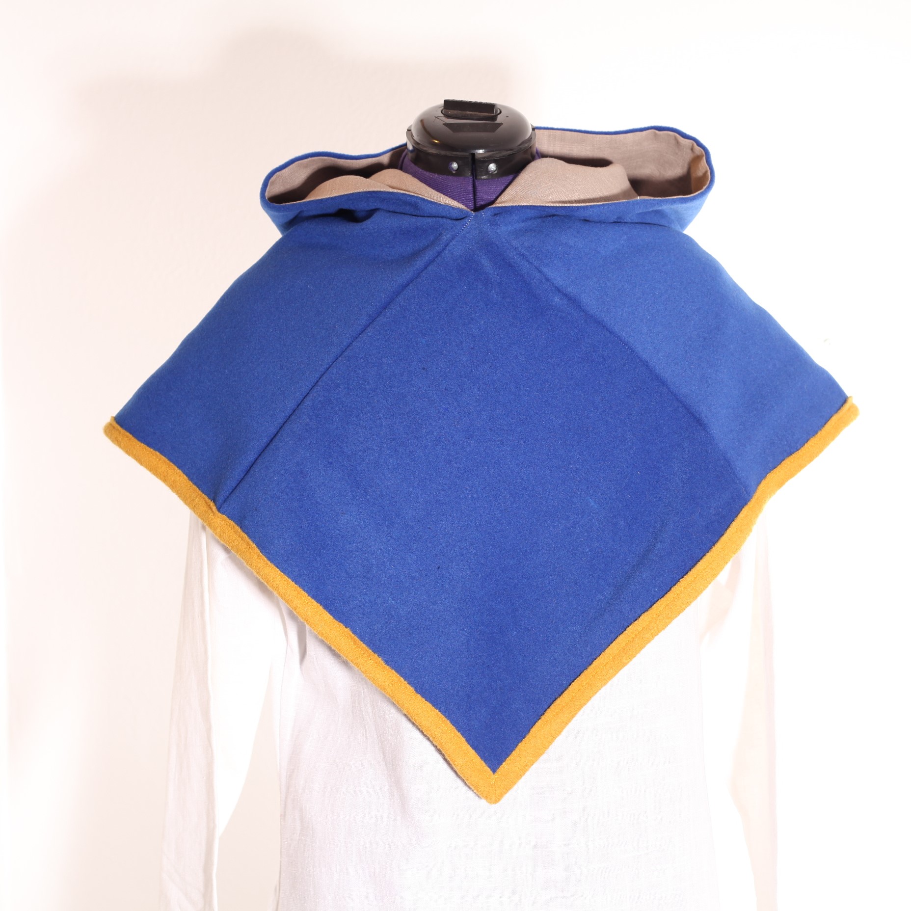 Gefütterte mittelalterliche Gugel 