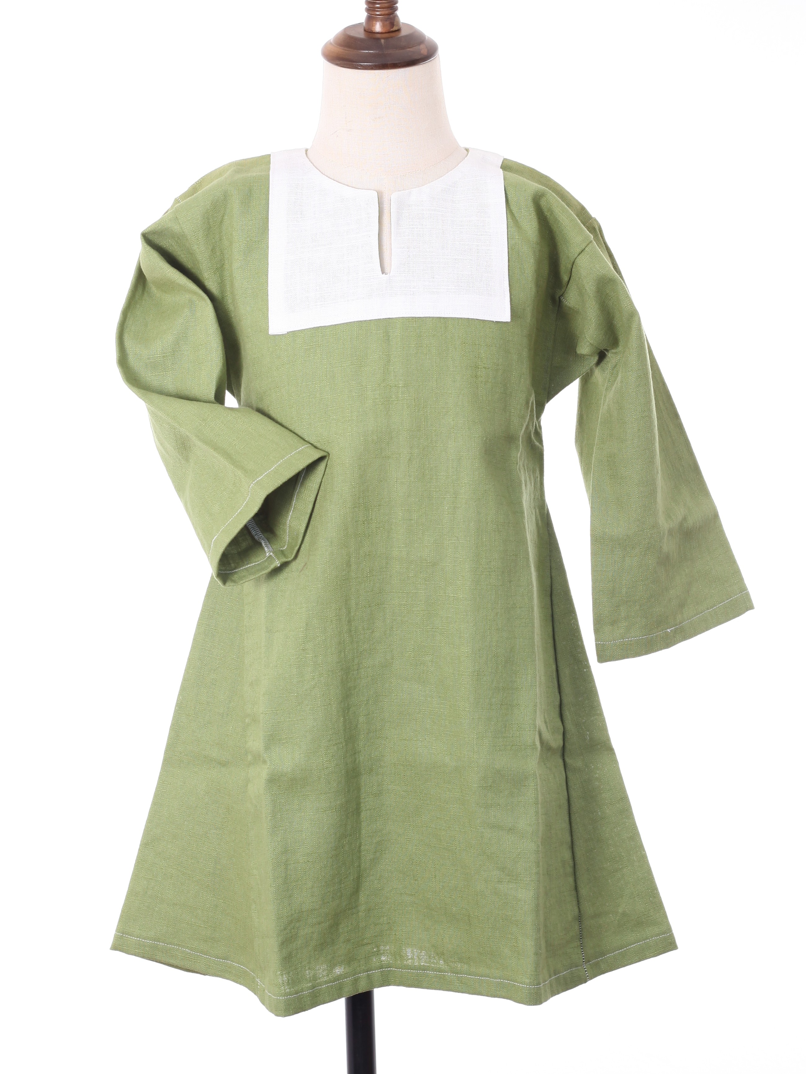 Hellgrünes Mittelalterkleid mit einem weießen Besatz am Halsausschnitt.