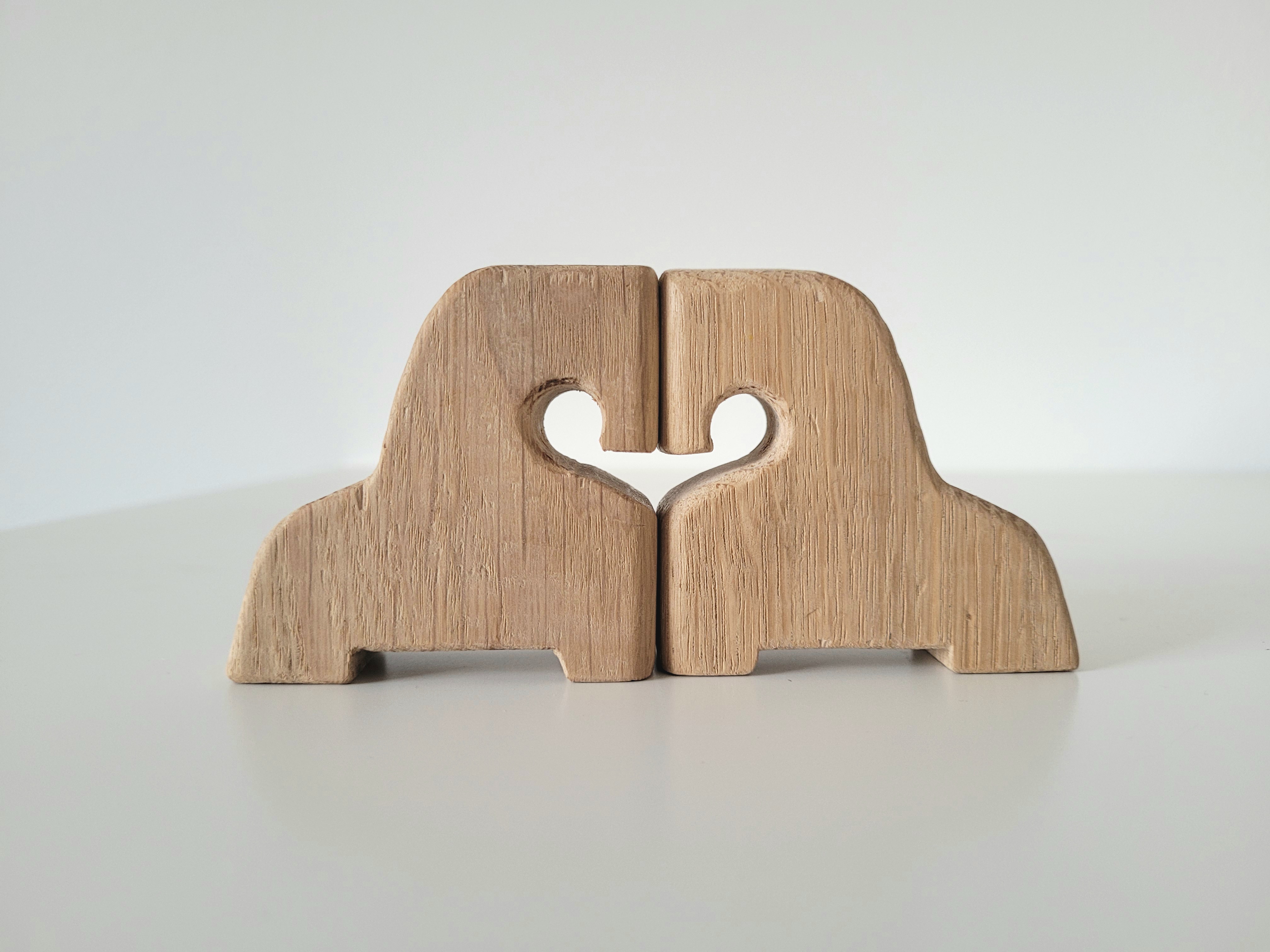 Pferdchen Herz Zwei Holzpferdchen, mit den Köpfen aneinander gestellt.
